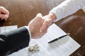 Сопровождение сделок с недвижимостью, составление договоров.  34423231-estate-agent-shaking-hands-with-his-customer-after-contract-signature.jpg